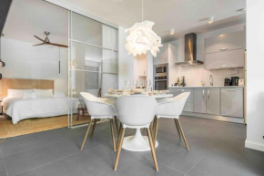 Swimming pool & terrace near the beach by REMS, Torremolinos